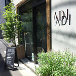 ADI - エントランス。駅から6分くらいの好立地