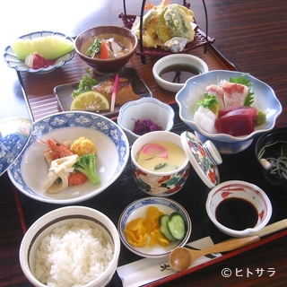 Enjoy local Usuki's fresh seafood and mountain delicacies.