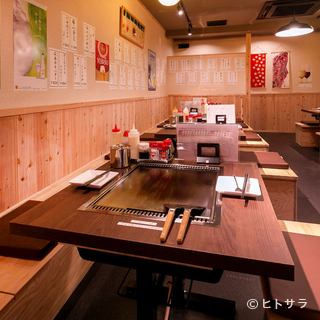 ひとつの鉄板を囲んで共同作業すれば、心の距離も縮まるハズ