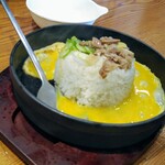 Yokohama Ie Kei Ramen Fuu Jin Ya - 炒めたご飯が鉄板の上に、生たまごを溶いて、チャーハンの周りの鉄板にいれ、焼けたら、チャーハンと混ぜて出来上がりです