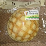 セブンイレブン - サックサクメロンパン(欧州産発酵バター使用)110円