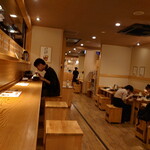 元祖めんたい煮こみつけ麺 - 和風の照明をやや落とした落ち着いた空間が広がっていました