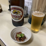 亀鶴食堂 - ビールは嬉しいおつまみ付き