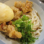 とり天ぶっかけに半熟卵天をトッピングしました 　きちんとしたモモ肉の唐揚げが３つも乗って460円！