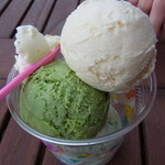 サーティワンアイスクリーム - バニラ＆抹茶＆ポッピングシャワーのカップ