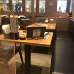 Ootoya - テーブルにコロナ対策の透明の板