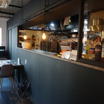 手打ちパスタと自然派ワイン MONO - モノトーンを基調とした、シックな店内です。