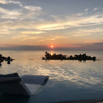 ハレクラニ 沖縄 - インフィニティプールと夕陽