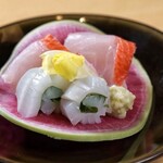 Sushi Misuji - 造り：金目鯛、コウイカの大葉巻