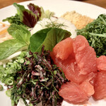 アジアン マルシェ - 新鮮なハーブモリモリでフルーツの酸味とソースの塩分最高♪