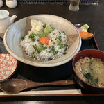 Misaki Jizakana To Jizake No Mise Umi Bouzu - 海ぼうず名物 特製しらす丼