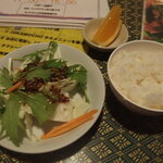 タイ料理サバイ・サバイ - サラダ、ライス、オレンジ
