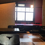 豆富と京会席 旬彩 旨魯 - 奥は赤い壁紙に赤いテーブルのお部屋