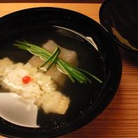 日本料理 幸庵 - 吸い物。鱧と蓮の葉と蕨を練ったもの。