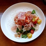 ジッカリア エスト - イタリア産生ハムとフレッシュモッツァレラの冷製トマトソース