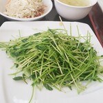 鴻運餃子館 - 豆苗炒め・サラダ・玉子スープ