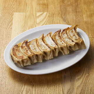 選りすぐりの食材を使った肉汁溢れる「焼き餃子」をご堪能あれ！