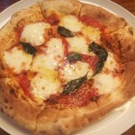 Trattoria Piatto Fresco - マルゲリータ1200円 平日ランチマルゲリータ1枚で1200円とは少し高い気もしますし見た目はそそられなかったのですが、食べてみて耳部分が美味しくてびっくりしました。