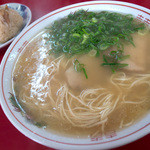 安全食堂 - 「ラーメン」（550円）と「かしわめし」（200円）。いつもの注文です。