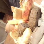 ケ カリーノ - 自家製パン盛り合わせ　¥350