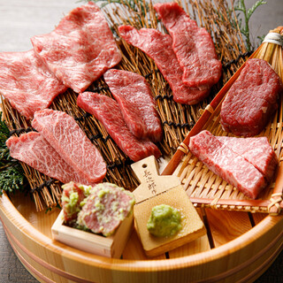 We also recommend the assortment of rare parts of Kuroge Wagyu beef and meat sashimi where you can enjoy the freshness.