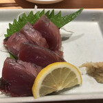 大番 - カツオ刺身。ワサビか生姜を選べます。
