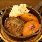 飲んべぇ食堂 らくだ屋 - ハンバーグと焼きトマト