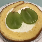 シャトレーゼ - ふんわりロール山梨産シャインマスカット