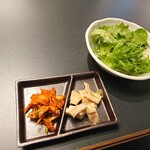 KOREAN IZAKAYA ジャン - 鶏肉、キムチ、サラダ