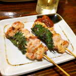 Yakitori Hichifuku - しそ巻（2本￥352）。鶏もも肉を紫蘇で巻き、梅びしおでさっぱり頂く趣向