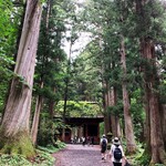 そばの実 - 随神門。戸隠神社奥社へ向かうの参道にあります。