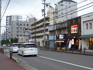 やきとり七福 - 名鉄岩倉駅から西へ徒歩4分、新柳町1交差点の角にある「やきとり七福」。ちなみにお隣さんも焼鳥店