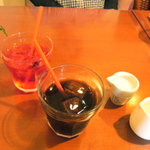 キャトルカフェ - アイスコーヒーとブルーベリー＆カシスジュース