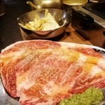 大阪焼肉・ホルモン ふたご - はみ出るカルビ