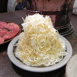 Shichirin Sumibiyakiniku Yuurin - 千切りキャベツのサラダ(105円)　12.05.17.