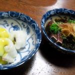 とっくり居酒屋 - 付きだし（鱧の湯引き＆鰹のたたき）