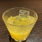 まる - みかんのお酒（ロック）。濃いオレンジジュースのようで甘ウマです