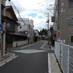 里伊 - 突き当りの左側に盛岡劇場。そしてその向かいに、いなだ珈琲舎。
      そのいなだ珈琲舎の少し手前にラーメンの爛々。
      私のフェイバリット密集地帯です。