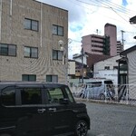 里伊 - 写真真ん中に小さく里伊が写ってます。こんな感じの路地裏にあるんです。