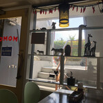 CAFE DE MOMO - 内観。店内少し薄暗いけど店の雰囲気は明るいくつろぎ空間です。