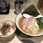 地鶏豚骨らーめん ひなわ - 並ラーメン（モモ）＋炙りコマチャーシュー丼