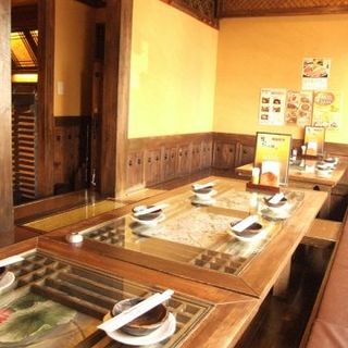 掘りごたつのお席でゆったりお寛ぎください♪