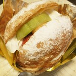 御菓子処 勝新堂 - インパクトのあるジャンボシュー