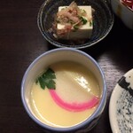 寿楽 - 茶碗蒸しもいい味わい、小鉢は冷奴