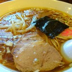 中華料理 鳳凰 - 初めて対面する「全粒粉ラーメン 醤油」(¥650-税込)、美しいですね。