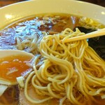 中華料理 鳳凰 - この麺を啜るたびに、麺肌に旨油が絡(から)まって絶妙の感触です。旨脂が愛おしい。パツコキ麺が愛おしい。そんな気持ちになります。きょうは初めていただきましたが、この全粒粉ラーメンは嵌(はま)ります。