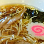 中華料理 鳳凰 - みなさんは、鳴門巻をどのタイミングで食べますか？いの一番？最後の最後？　わたしは最後の少し手前です。最後は焼豚を噛(かじ)りながらスープをいただくことに決めてますので、その手前です。(笑)