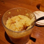 旨辛麺 かつくに - にんにくの色が変色していてムムム