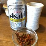 麺通 - 缶ビール 400円　辛子高菜（サービス）