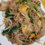 インムアロイ - ผัดไทย(パッタイ)タイの屋台や大衆食堂で出されるビーフン焼きそば